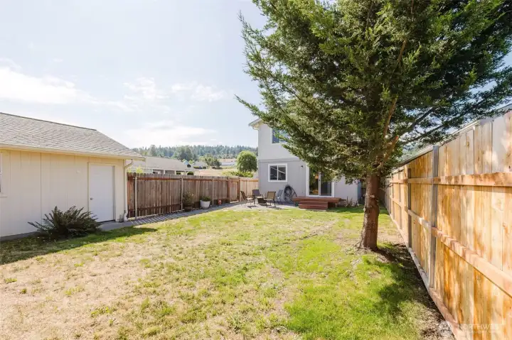 Fully fenced back yard/2 car garage