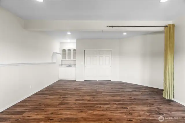 Bonus room with wet bar and access to lower deck