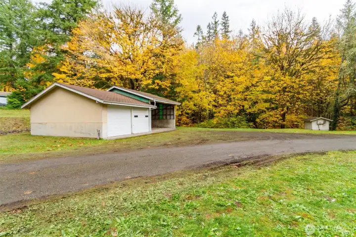 large garage 1200 SQ FT