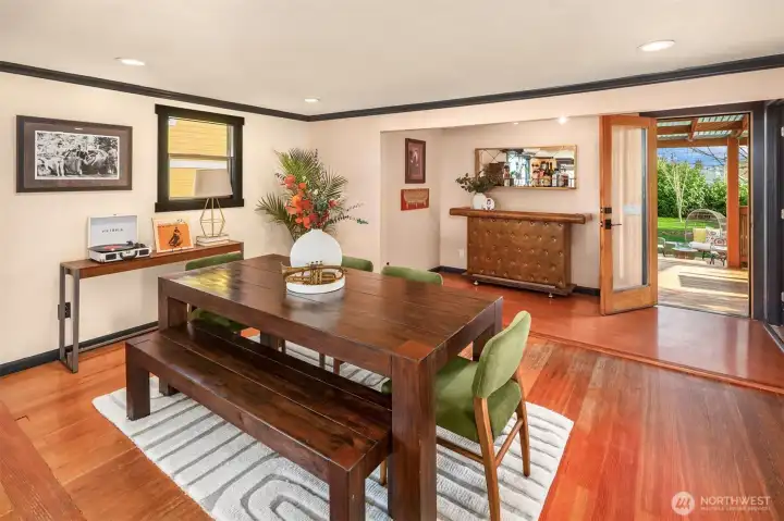 Lots of space in your dining room which sits adjacent to the kitchen and has great flow to the bar space and back yard! Entertainer's dream!