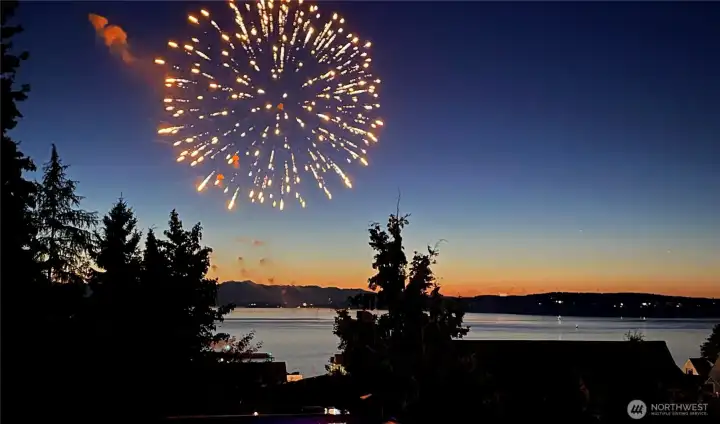 This was taken by the seller from the top deck on 4th of July