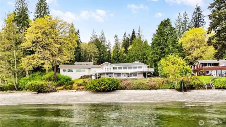 Welcome to 131 S Bay Way featuring some of the highest quality no bank waterfront on the peninsula!