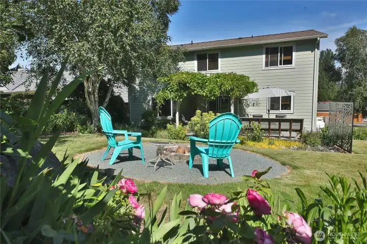 Spacious partially fenced yard Spacious partially fenced yard