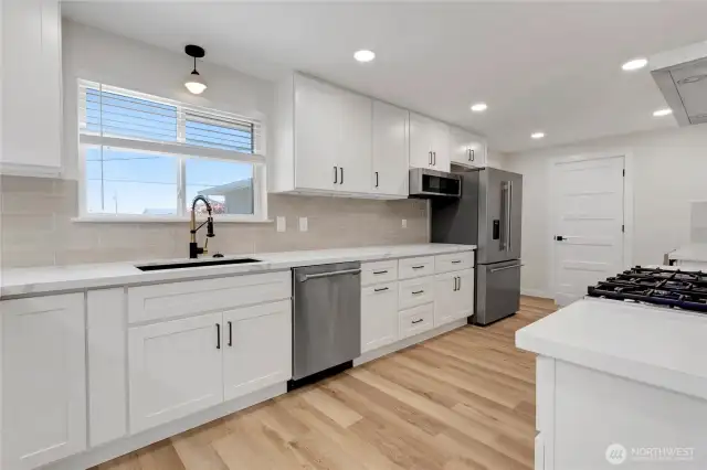 Soft close shaker cabinets and quartz