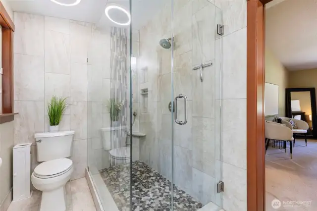 Double head Grohe shower in XL walk-in shower.