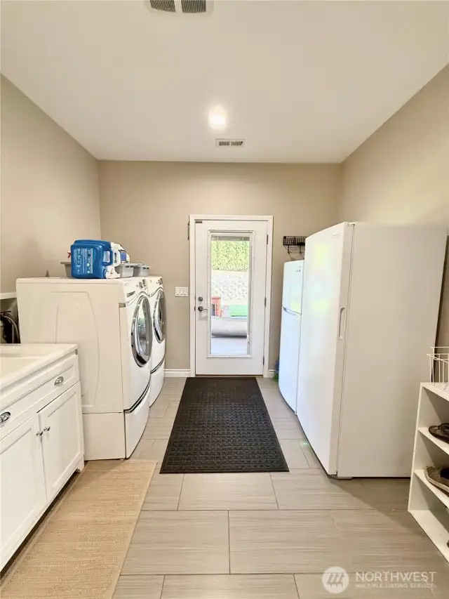 Laundry/Utility Room - w/entryway to back yard