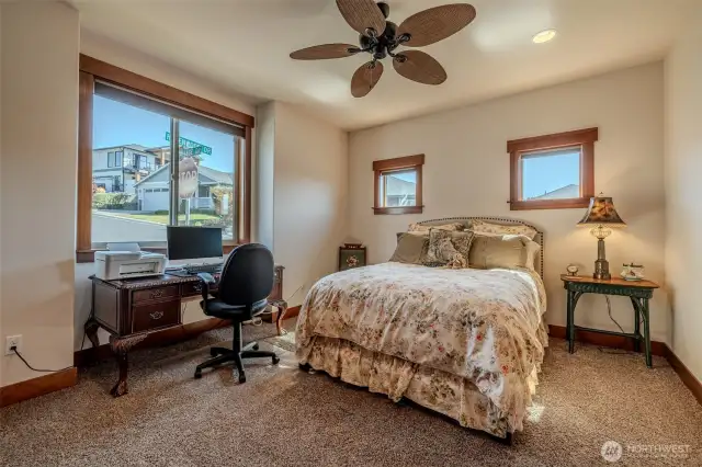 Guest bedroom #1