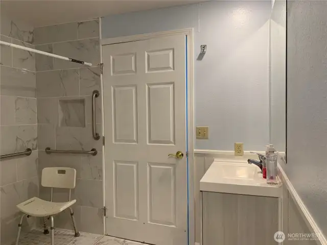 Additional view of the main bathroom.