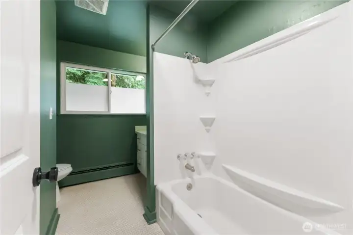 Upper bath with tub