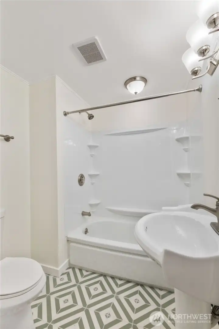 Lower bath w linen closet