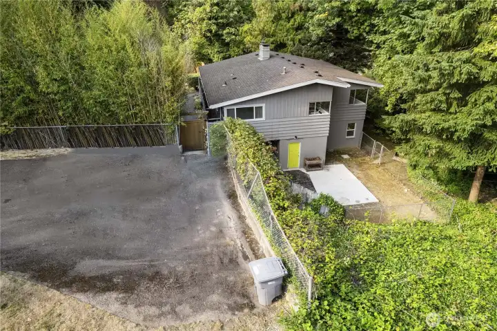 Upper parking pad for 4 to 6 cars