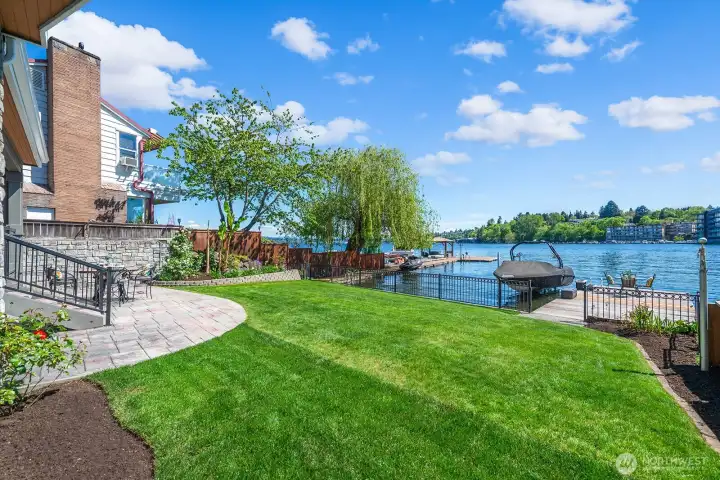 Enjoy lakeside living on beautiful lake Washington!