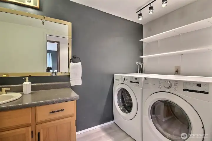 In-unit newer washer an dryer both stay!