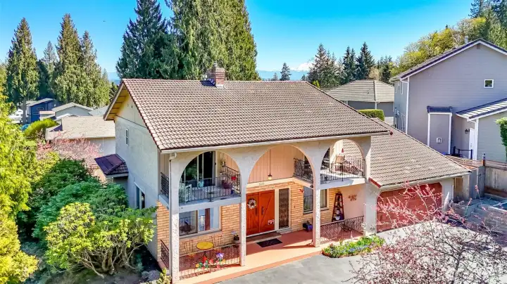 Large circular driveway has room for all your toys