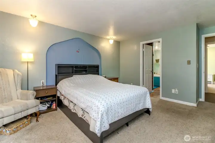 Primary w. Big Spa Bathroom-Jetted Tub