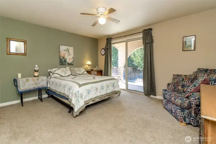 2nd Bedroom w/ walkout deck balcony