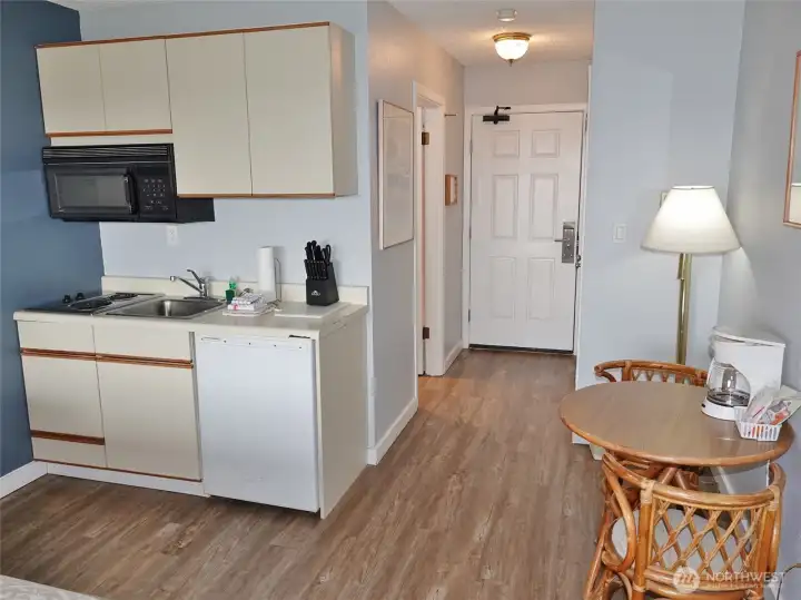 Breakfast Area, Kitchenette and Entry.