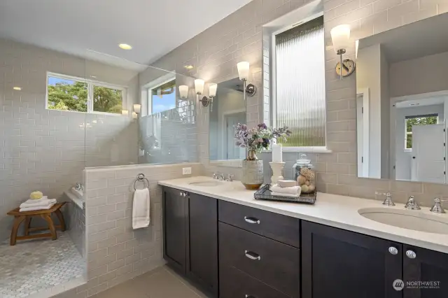 Make every day feel like a day at the spa in this fabulous primary bathroom!