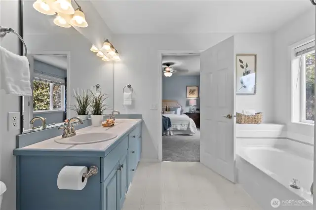 Ensuite bath with big tub