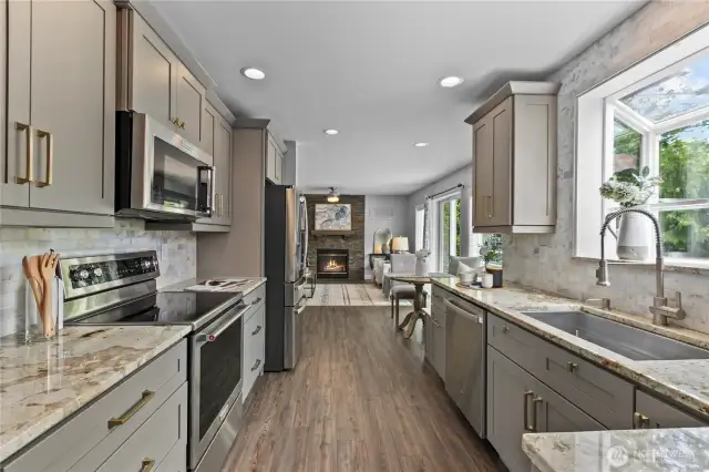 Granite counters & farmhouse sink