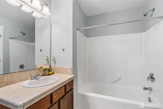 Upstairs full guest bath