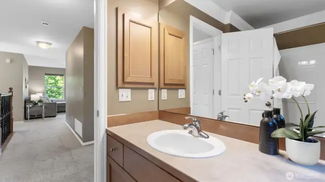 Full upstairs guest bathroom