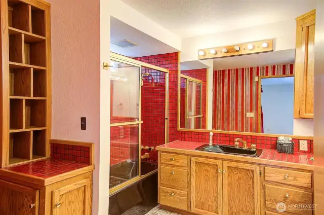 Jetted soaking tub & shower.