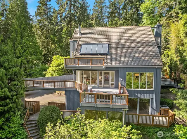 South-facing walls of windows, skylights, and multiple decks offers a seamless connection to nature in a peaceful, private setting. Designed for sun-filled, indoor-outdoor living.