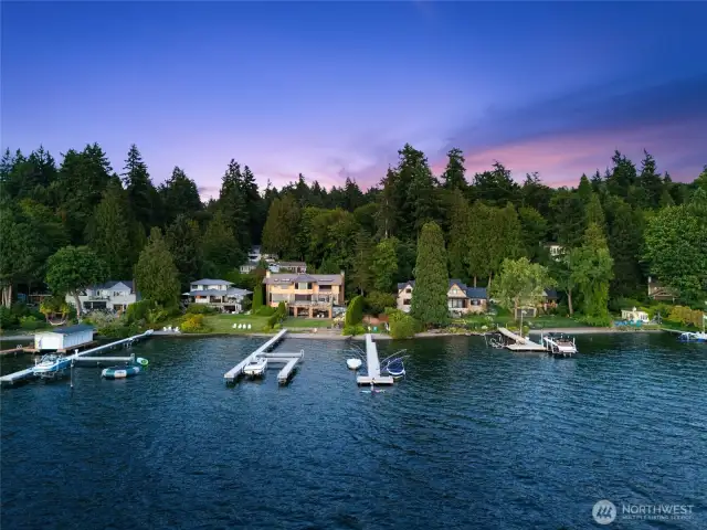 30 feet of shared waterfront - that also happens to be a great spot for watching Seafair!