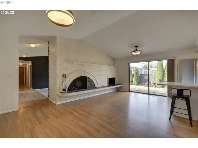 Dbl Fireplace-in Dining