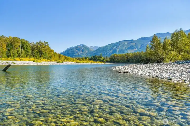 Private beach access! A short stroll from the house you will find a sanctuary of beachfront and mountain views. Enjoy all the Skykomish River has to offer from your neighborhood.