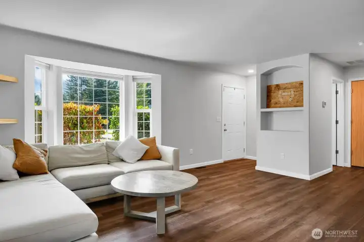 This home shines with lots of natural light and new luxury vinyl plank flooring throughout the entire home (upstairs and down!).