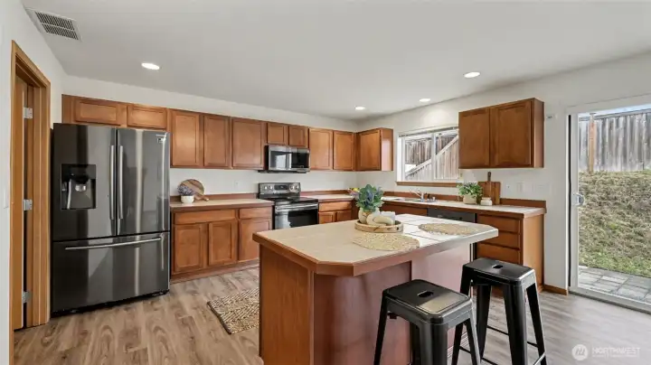 The spacious eat-up island creates the perfect spot for casual meals, conversation, and gathering.