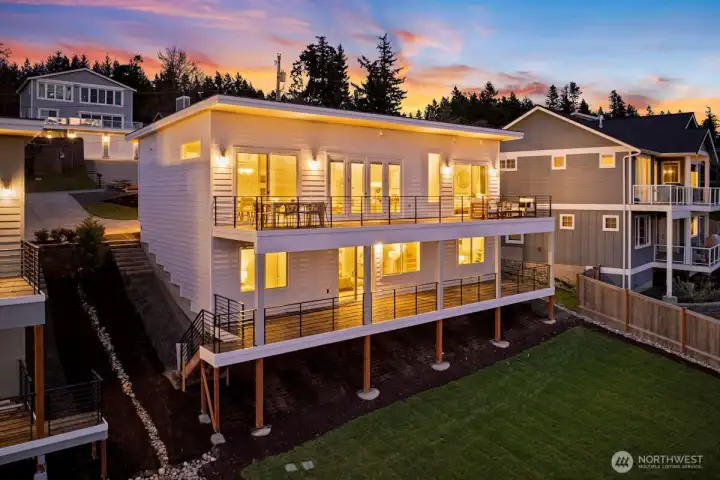 Photographs are for illustrative purposes only. Features, finishes, interior/exterior colors, landscaping and floorplan shown may vary from actual homes built