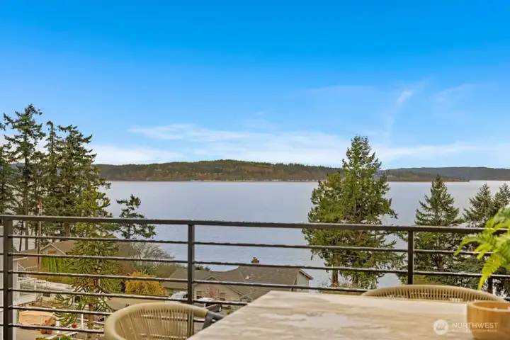 Photographs are for illustrative purposes only. Features, finishes, interior/exterior colors, landscaping and floorplan shown may vary from actual homes built