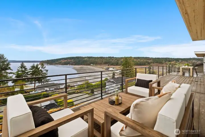 Photographs are for illustrative purposes only. Features, finishes, interior/exterior colors, landscaping and floorplan shown may vary from actual homes built