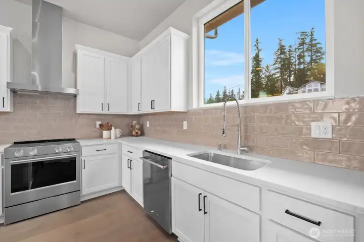 Photographs are for illustrative purposes only. Features, finishes, interior/exterior colors, landscaping and floorplan shown may vary from actual homes built