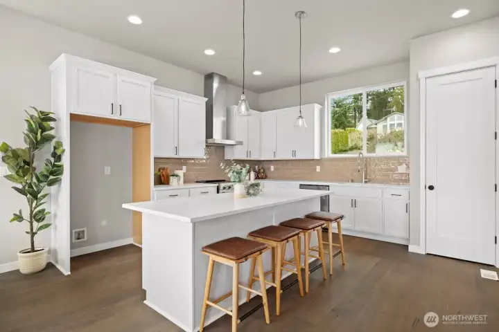 Photographs are for illustrative purposes only. Features, finishes, interior/exterior colors, landscaping and floorplan shown may vary from actual homes built