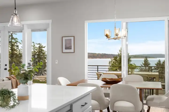 Photographs are for illustrative purposes only. Features, finishes, interior/exterior colors, landscaping and floorplan shown may vary from actual homes built