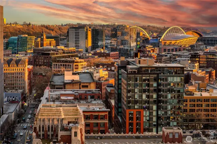 From this penthouse elevation, Seattle’s landmarks assemble with clarity as the skyline unfolds toward Elliott Bay and the stadium district.