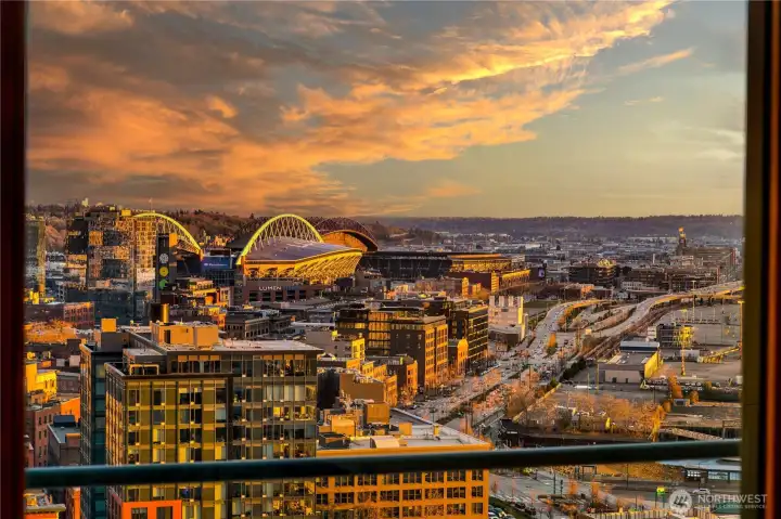 Seattle’s skyline becomes a living backdrop from the penthouse kitchen, reinforcing the commanding southern orientation.