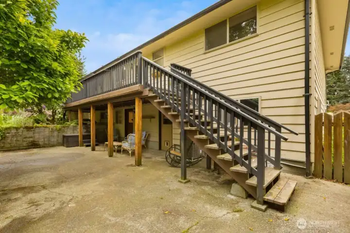 Access to the backyard off the deck