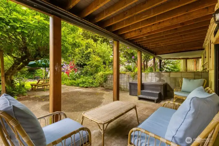 Under deck lounge space