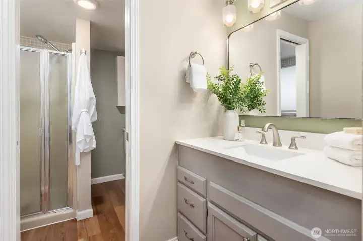 Primary en-suite bath