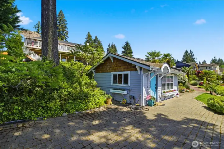 Detached cottage / studio apartment is the perfect space for guests or additional dwelling.