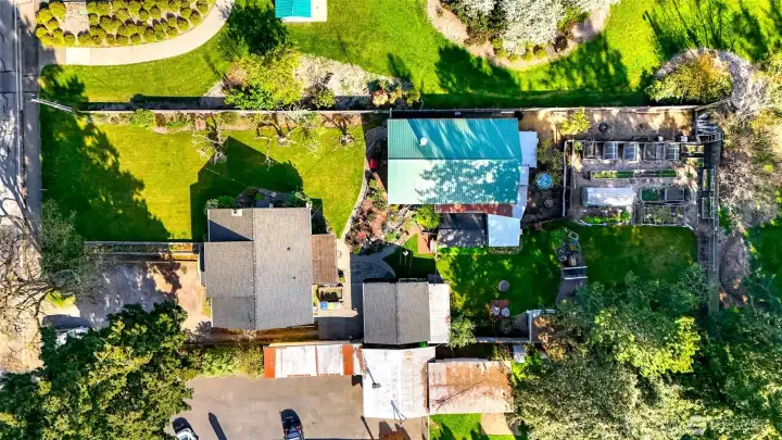 Complete overview of the very large homesite. The green roof is the woodshop. Complete overview of the very large homesite. The green roof is the woodshop.