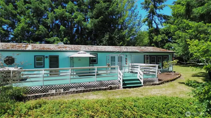 Large Deck with hot tub and plenty of space to enjoy the peace and quiet Large Deck with hot tub and plenty of space to enjoy the peace and quiet