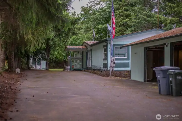 Spacious driveway for multiple cars or RV parking Spacious driveway for multiple cars or RV parking