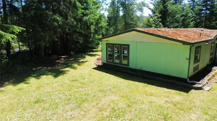 Good size yard at the end of the house, perfect for summer days Good size yard at the end of the house, perfect for summer days