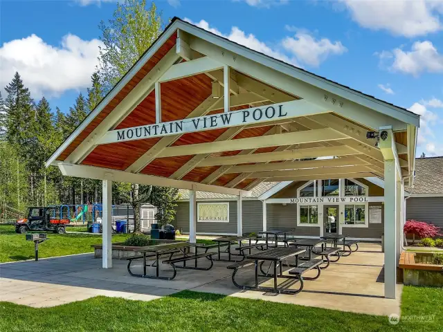 Take full advantage of Klahanie's resort-style amenities, such as sparkling pools, a peaceful lake, scenic trails, and numerous parks and courts for tennis, pickleball, and basketball.